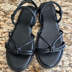 A new day brand pair of sandals! Size 8 1/2.